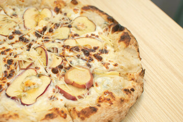 Pizza al horno de manzana con queso azul 