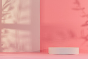 Panorama de fond d'un mur rose et blanc avec un podium vide pour création d'arrière plan. Jeu d'ombre et de lumière du soleil à travers une fenêtre avec des branches d'oliviers.