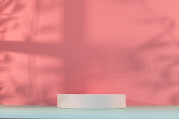 Panorama de fond d'un mur rose avec un podium vide pour création d'arrière plan. Jeu d'ombre et de lumière du soleil à travers une fenêtre avec des branches d'oliviers.