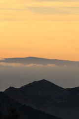 Paisaje de montañas altas con nubes