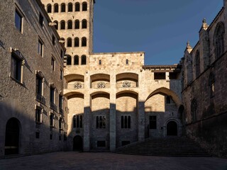 Fototapeta na wymiar Edificio de estilo gótico de piedra con escaleras, torre y arcos
