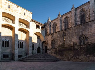 Fototapeta premium Edificio de estilo gótico de piedra con escaleras, torre y arcos