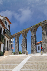 Rua antiga e tradicional da cidade de Vila do Conde em Portugal, com o histórico aqueduto em pedra de fundo