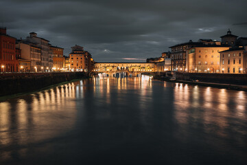 Obraz premium Ponto Vecchio bridge, one of the symbols of Florence. Medieval bridge in the evening.
