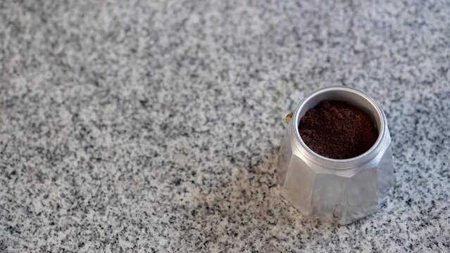 cafetera metálica junto a una taza de café y una jarra de leche pequeña,  leche, cafeína, mañana, madrugar, despertar, bebida Stock Photo