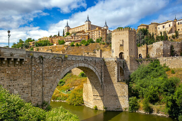 Cityscape of Toledo with the Alcantara bridge in the forefront, Toledo, Spain - obrazy, fototapety, plakaty