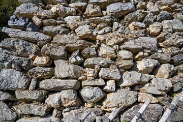古い時代の野面積みの城の石垣の情景