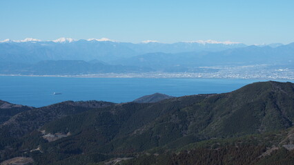伊豆半島・達磨山から冠雪の南アルプスの山並みを望む