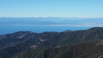 伊豆半島・達磨山から冠雪の南アルプスの山並みを望む