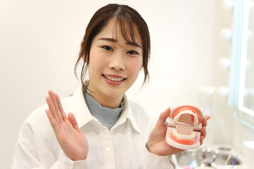 歯列模型を持つ女性