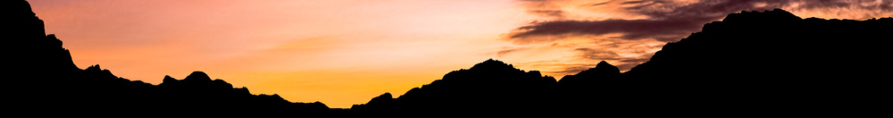 Silhouette de montagnes au coucher du soleil, cirque de Cilaos, île de la Réunion 