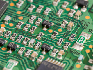 基板の上の電子部品　半導体　プリント基板