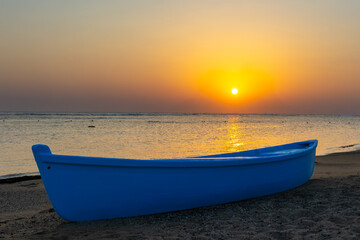 Niesamowity i malowniczy wschód słońca nad brzegiem Morza Czerwonego w Marsa Alam © Fotografia1979