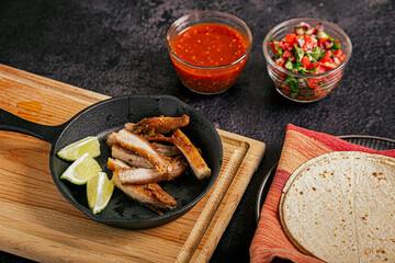 carnitas y chicharrones de puerco fritos, comida tipica mexicana
