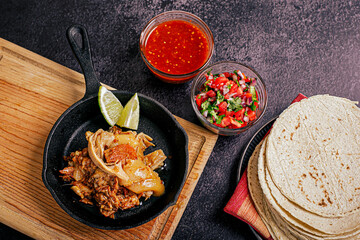 carnitas y chicharrones de puerco fritos, comida tipica mexicana
