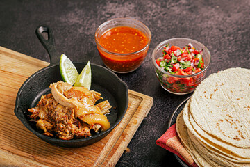 carnitas y chicharrones de puerco fritos, comida tipica mexicana