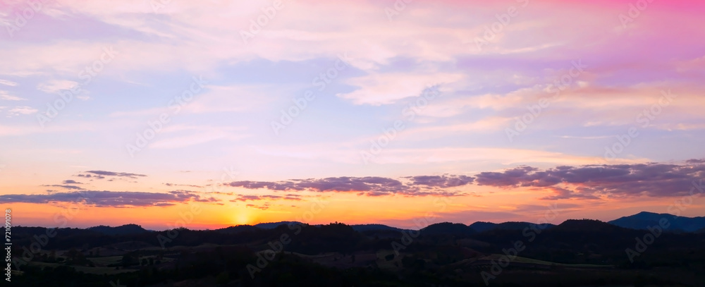 Wall mural Sunset Sky with Twilight in the Evening as the colors of Sunset Cloud Nature as Sky Backgrounds, Horizon scene