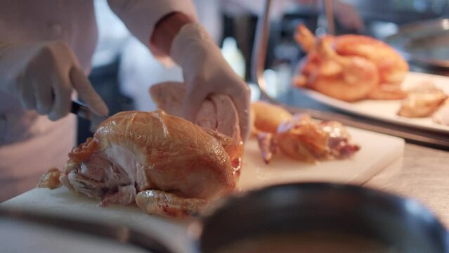 鶏肉のローストを切り分けるシェフ　肉・グリル・レストラン・料理