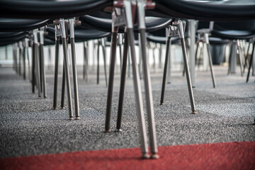 Pieds de chaises de salle de réunion