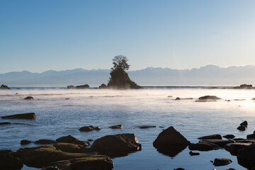 雨晴海岸の夜明け・女岩と立山連峰