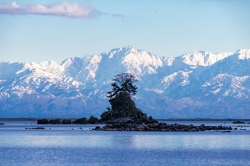 雨晴海岸・女岩と剱岳