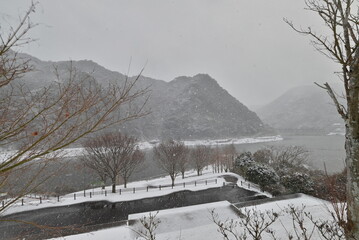 雪の積もった山と川