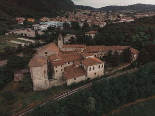 Obraz premium Panoramic view with drone on the roof of an ancient castle located on the top of a lagoon and in the background a town of an Italian town in Lombardy