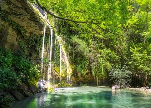 Cascada y lago turquesa en el bosque. Salto del Roble, Olot.