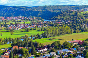 Blick von der Burg Guttenberg auf Neckarmühlbach/Haßmersheim im Neckar-Odenwald-Kreis (Baden...