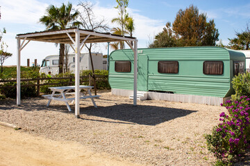 Caravana verde vintage para vacaciones en camping