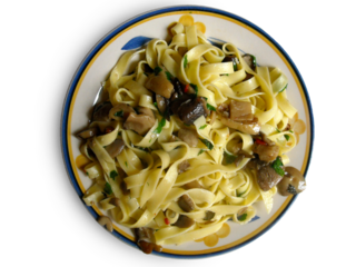 Piatto di tagliatelle con i funghi visto dall'alto