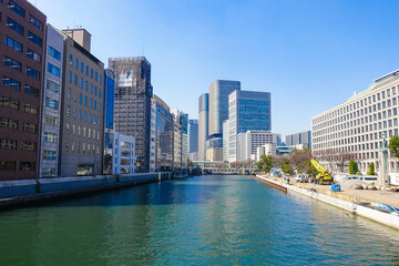 Fototapeta premium 土佐堀川に架かる栴檀木橋から淀屋橋にかけて大阪の街並み