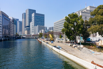 土佐堀川に架かる栴檀木橋から淀屋橋にかけて大阪の街並み