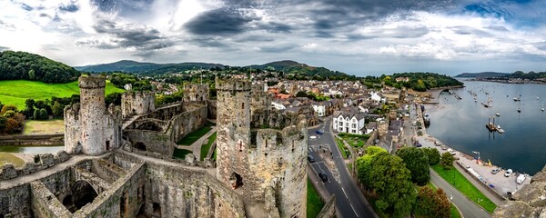 Naklejka premium Conwy Castle With City And River Conwy In North Wales, United Kingdom