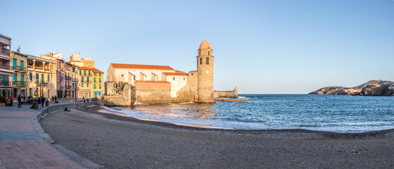 Panorama de la baie de Collioure à la tombée du jour .