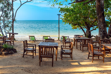Fototapeta na wymiar Tavern and bar of a tourist resort on the Ao Kwang peeb beach, also named Monkey bay, in the north of the island of Ko Phayam. 