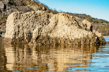 Roche immerger dans l'eau (Loire)