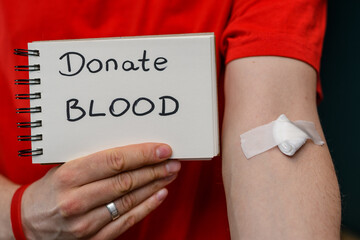 Honorowy krwiodawca oddaje swoją krew by ratować życie - obrazy, fototapety, plakaty