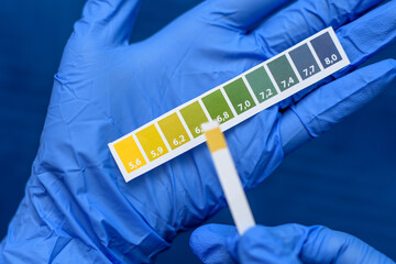 Próba lakmusowa, papierek lakmusowy przykładany do skali pH