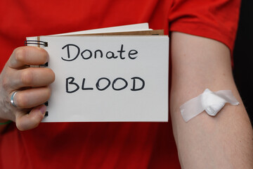 Mężczyzna trzyma napis na kartce dawca krwi 