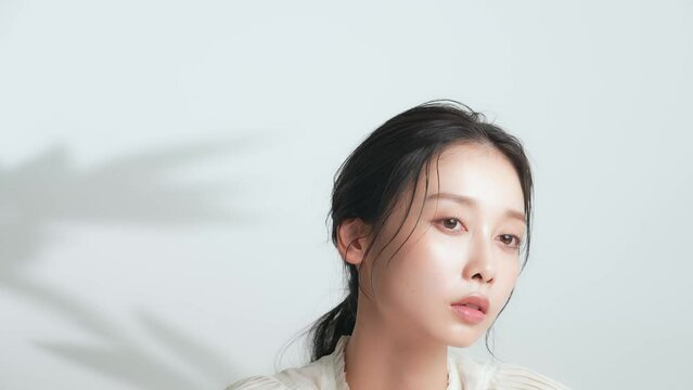 ナチュラルメイクの女性の美容イメージ