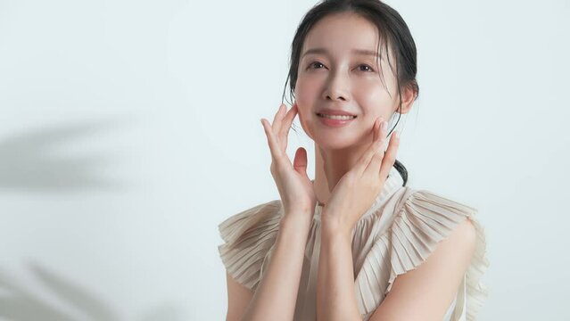 ナチュラルメイクの女性の美容イメージ