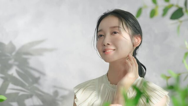 ナチュラルメイクの女性の美容イメージ