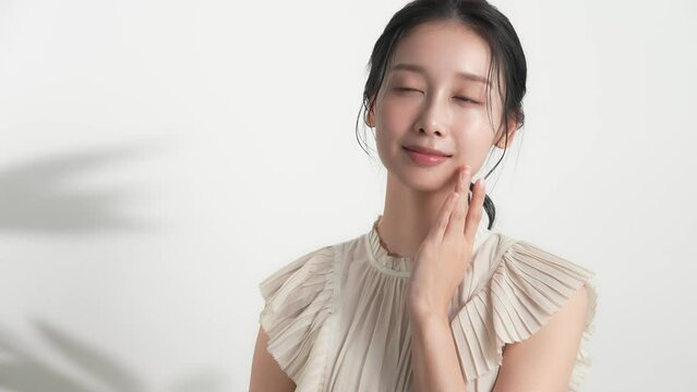 ナチュラルメイクの女性の美容イメージ