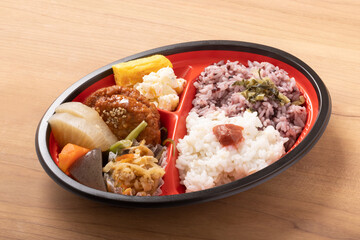 つくね照り焼きと黒米ともち麦ご飯弁当