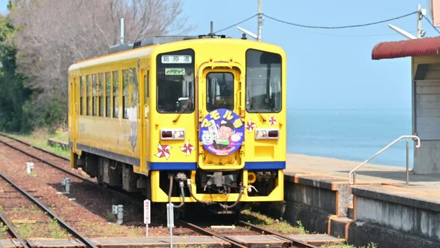 春の海風に映える黄色い列車風景
A yellow train scenery that shines in the spring sea breeze
 日本(春)
 Japan (spring)
 九州・長崎県島原市
 Shimabara City, Nagasaki Prefecture, Kyushu 
大三東駅（おおみさきえき）
 "Omisaki Station"