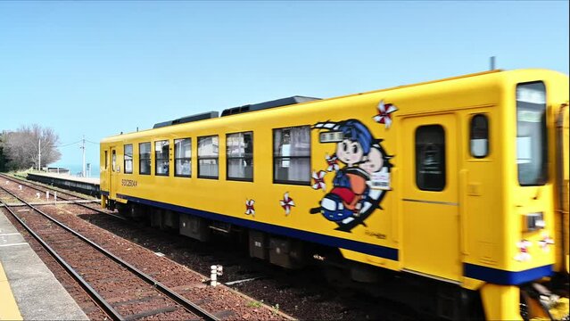春の海風に映える黄色い列車風景
A yellow train scenery that shines in the spring sea breeze
 日本(春)
 Japan (spring)
 九州・長崎県島原市
 Shimabara City, Nagasaki Prefecture, Kyushu 
大三東駅（おおみさきえき）
 "Omisaki Station"