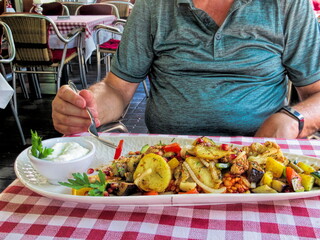 berlin, deutschland - ein mann isst ein libanesisches gericht