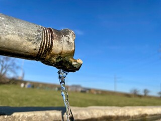 Fototapeta premium Fliessendes Wasser aus dem Brunnen 