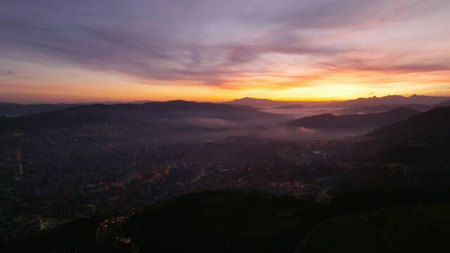 Amanecer naranja sobre Bilbao